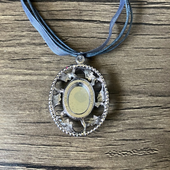 Vintage oval floral blue and white painted pendant necklace rose silver tone - Picture 6 of 6